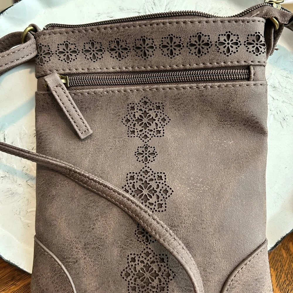 ***Valerie Stevens Crossbody Bags 1 black, 1 brown Great as gifts!π - Picture 3 of 6